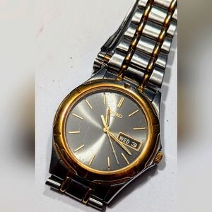 (956)Vintage Men's Watch Seiko 7N43 6A09 Quartz Day Date Two Tone Case & Band..
